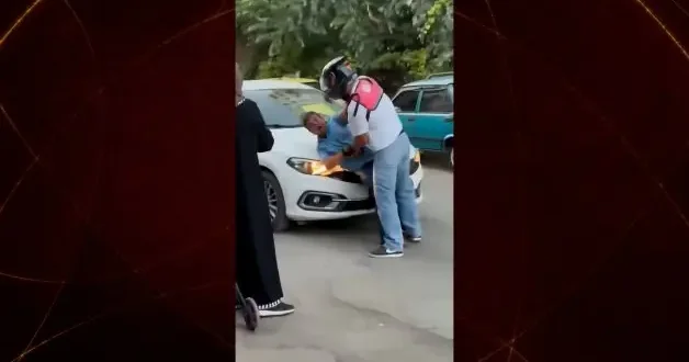 Antalya da yaşlı adamın kafasını kaputa vura vura dövdü, millet ise izlemekle yetindi!