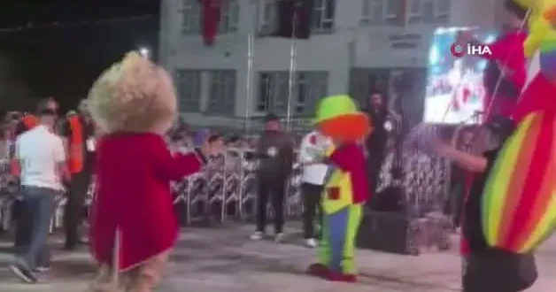 Elazığ da fırtına, festivali kabusa çevirdi! 5 kişi dev ekranın altında kaldı