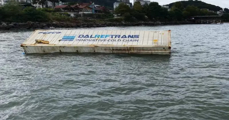 Ordu da sahile vuran gizemli konteyner alarma geçirdi