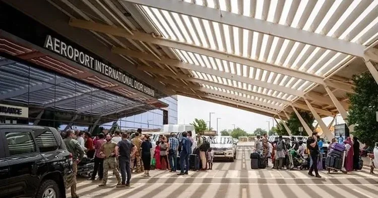 Nijer de silah sesleri: Havalimanı hedef alındı