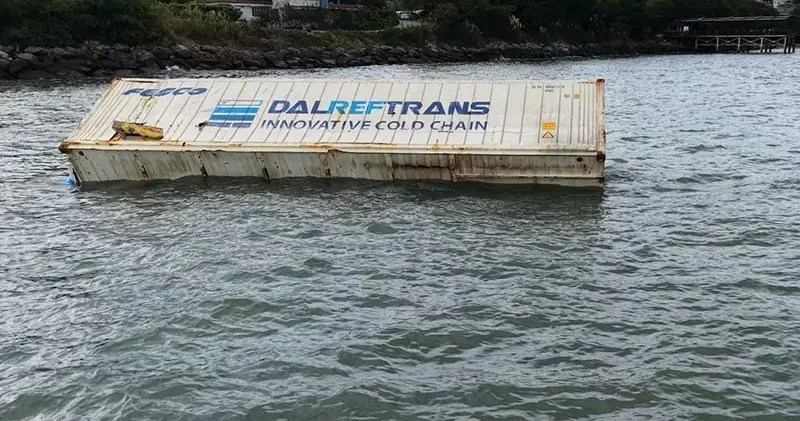 Ordu da kıyıya vuran konteynerde inceleme
