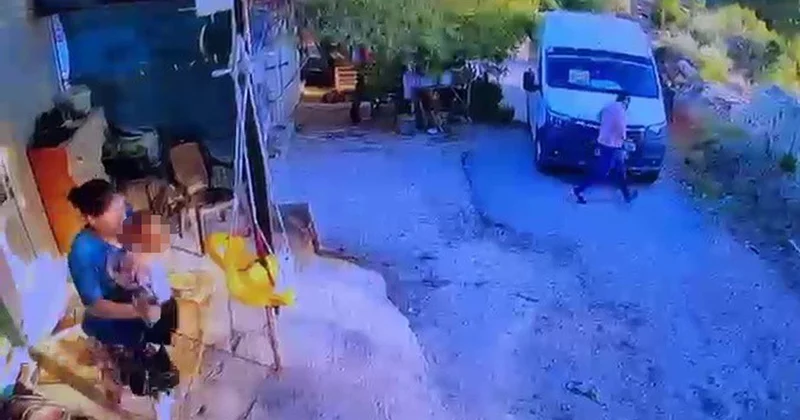 Baba Minibüsle Oğluna Çarptı, Küçük Çocuk Hayatını Kaybetti