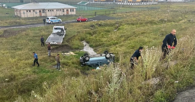 Sarıkamış ta yağış kazaya neden oldu: Hafif ticari araç şarampole devrildi, 2 yaralı Kars Haberleri Habertürk Yerel Haberler