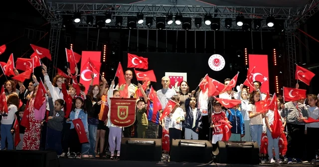 Zafer coşkusu bando ve halk oyunları gösterileri ile taçlandı Afyonkarahisar Haberleri Habertürk Yerel Haberler