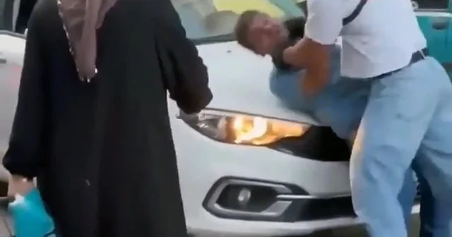 Yol verme tartışmasında motokurye, otomobil sürücüsünü kaputa yatırıp defalarca yumrukladı Antalya Haberleri Habertürk Yerel Haberler