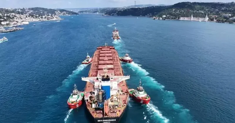 İstanbul Boğazı nda dev gemi alarmı: Trafik çift yönlü durduruldu