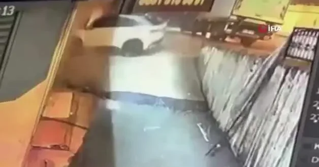 Beylikdüzü nde feci kaza: Kontrolden çıkan otomobil dükkana daldı!