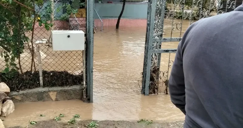 Mudanya da sağanak su baskınına yol açtı, mahsur kalanlar kurtarıldı
