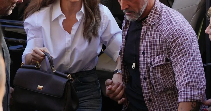 Jennifer Lopez yakışıklı korumasıyla el ele