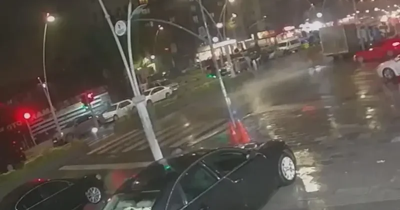 Esenler’de kayganlaşan yolda sürüklenen motosikletin kamyona çarptığı kaza kamerada