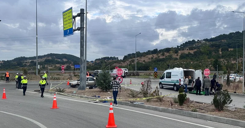 Ayvacık ta İzmir yolundaki otobüs otomobile çarptı: 2 kişi yaşamını yitirdi