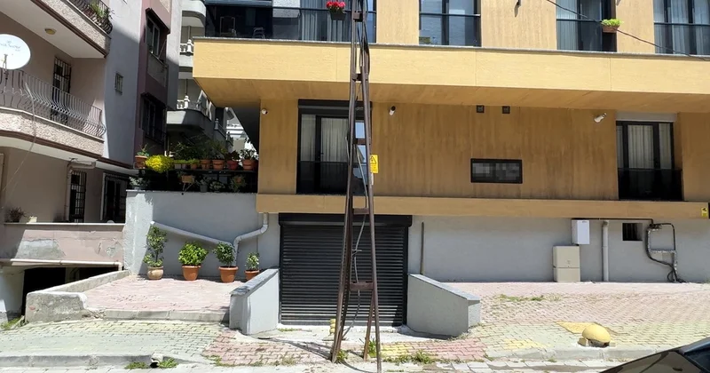 Binayı inşa ettiler, elektrik direğini hesaba katmadılar! Şimdi ise araçları sokağa park ediyorlar