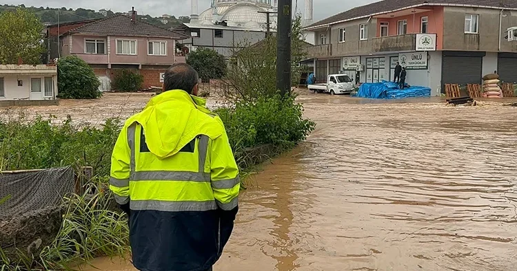 Meteoroloji sarı kodla uyarmıştı: İlçede yollar göle döndü; ev ve iş yerlerini su bastı