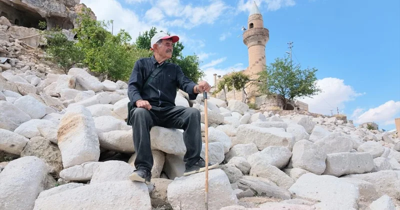 Terk edilen köyündeki camiye 23 yıldır gönüllü olarak gözü gibi bakıyor
