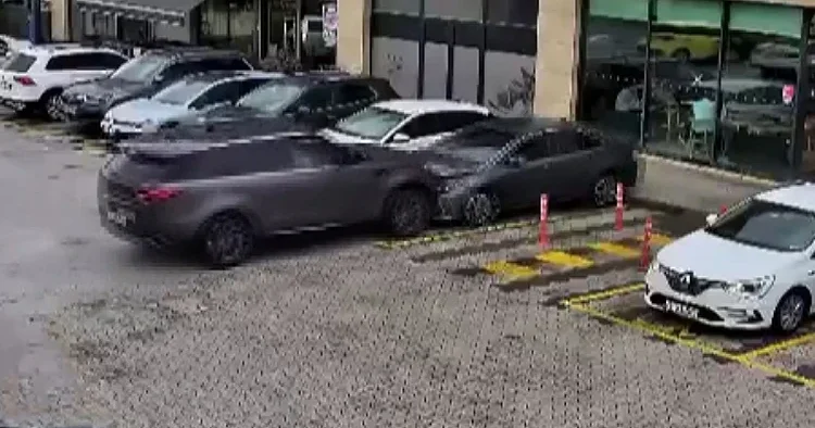Gaz ile freni karıştırdı, önüne kattığı araçla birlikte kafeye girdi