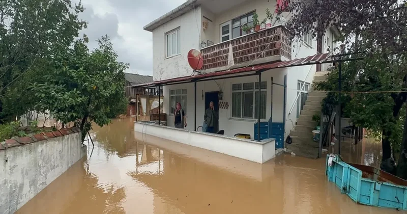 Sakarya da sağanak yağış sonrası dere taştı yollar göle döndü!