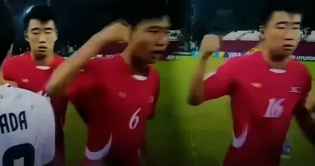 Kuzey Kore ve Japonya maçındaki gergin selamlama sosyal medyada gündem oldu