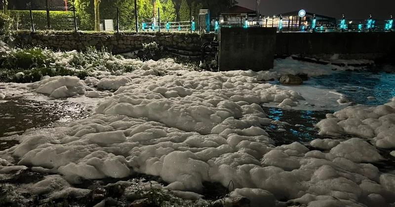 İzmit Sekapark ta sağanak sonrası kanalda oluşan köpük için ekipler numune aldı