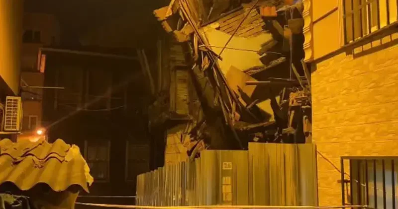 Fatih’te 2 katlı metruk binada kısmi çökme meydana geldi