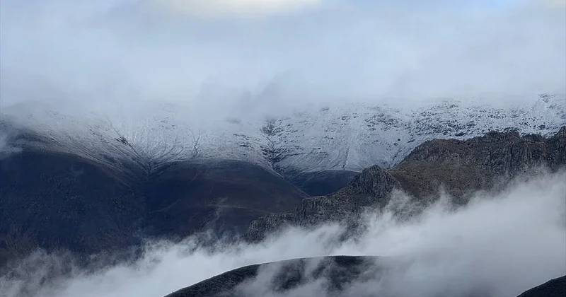 Erzincan da Munzur ve Esence nin zirvelerine mevsimin ilk karı yağdı