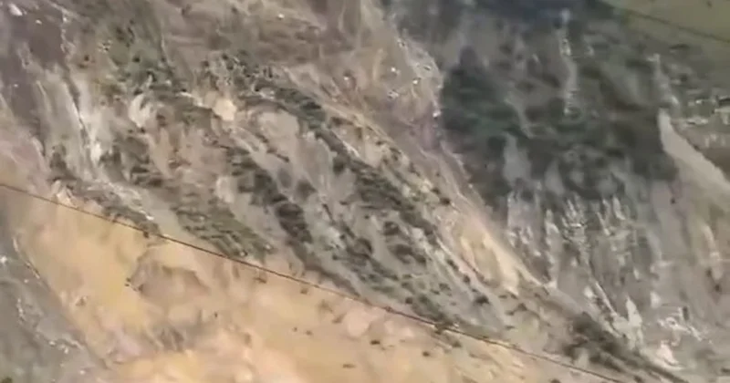 Şiddetli yağışlar sonrasında dağın nehre çökmesi büyük paniğe yol açtı Sözcü Gazetesi