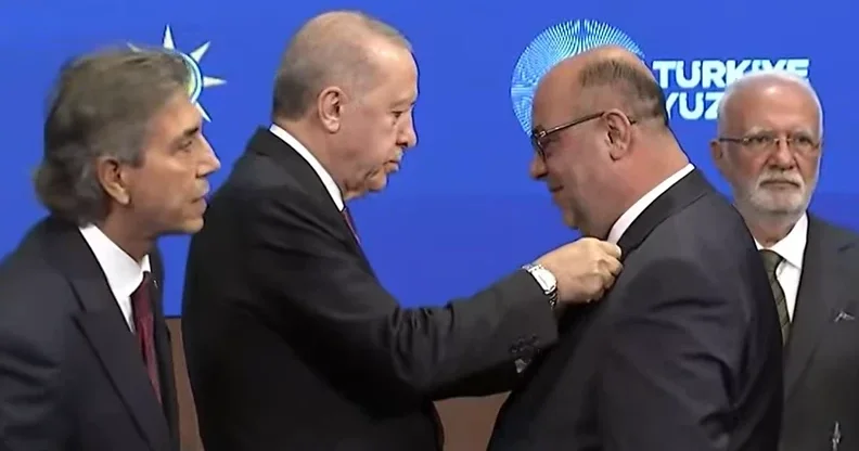 AK Parti’ye yeni katılımlar... 9 belediye başkanının rozetlerini Cumhurbaşkanı Erdoğan taktı