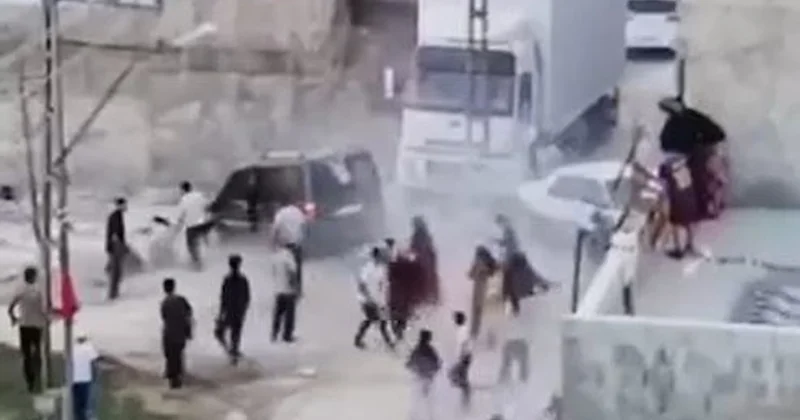 Kavga edenlerin arasına araçla daldı! Çok sayıda yaralı var Sözcü Gazetesi