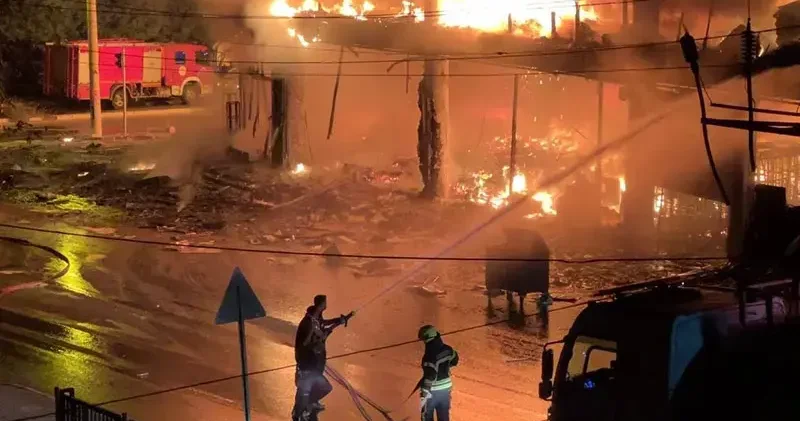 Mersin de mobilya mağazasında yangın