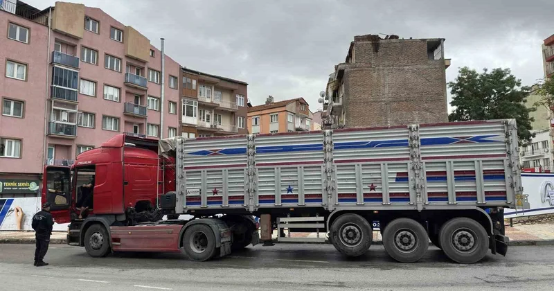 Uşak ta ışık yeşile döndü, harekete geçen tır 74 yaşındaki yayayı hayattan kopardı! Kaza anı kamerada