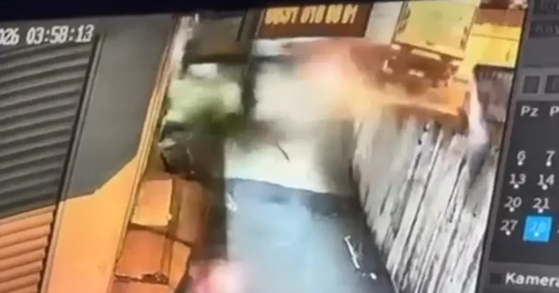 Beylikdüzü nde otomobilin iş yeri duvarına çarptığı kaza kamerada: 1 ağır yaralı