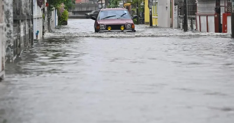 Tayland da sel 23 can aldı!