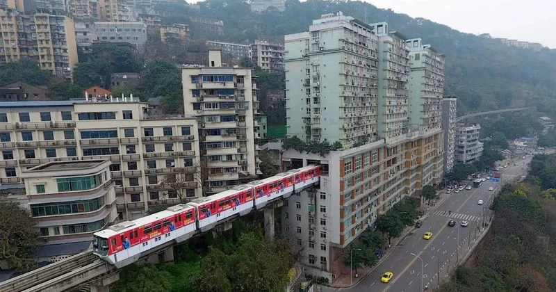 Binanın ortasına istasyon yaptılar: Apartmanın içinden her gün tren geçiyor Sözcü Gazetesi