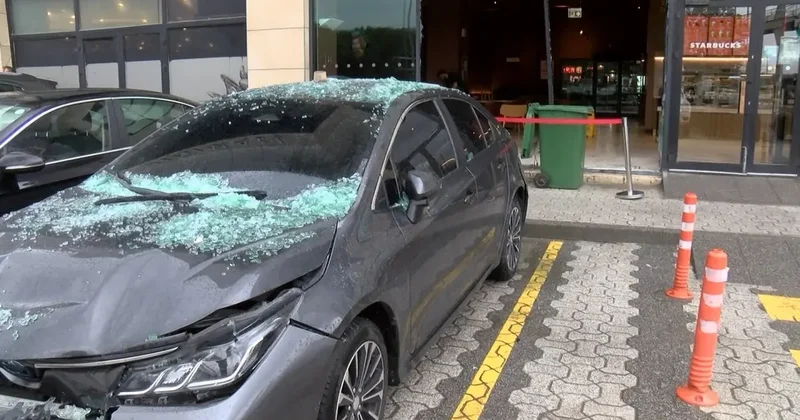 Fren yerine gaza bastı: İstanbul da 2 araç kafeye böyle girdi