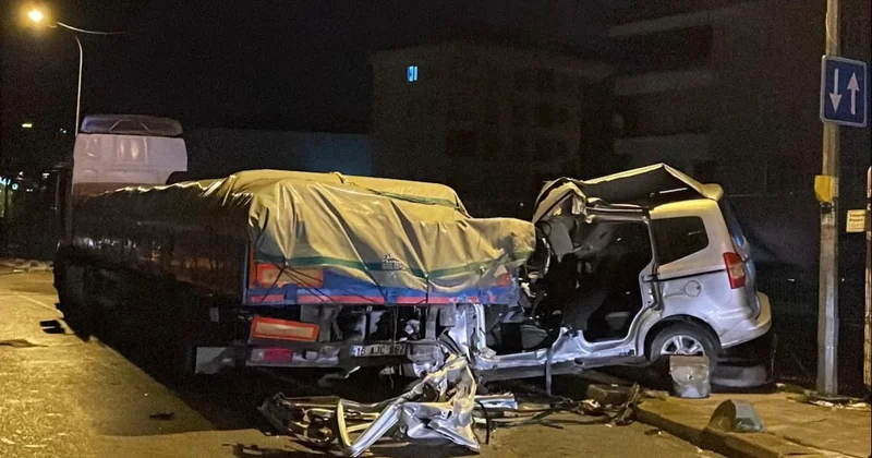 Sultanbeyli’de polisten kaçan araç TIR’a çarptı: 1 ölü, 2 yaralı Sözcü Gazetesi