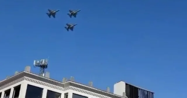 Bursa da Cumhuriyet coşkusu, F 16 ların alçak uçuşuyla zirveye ulaştı Bursa Haberleri