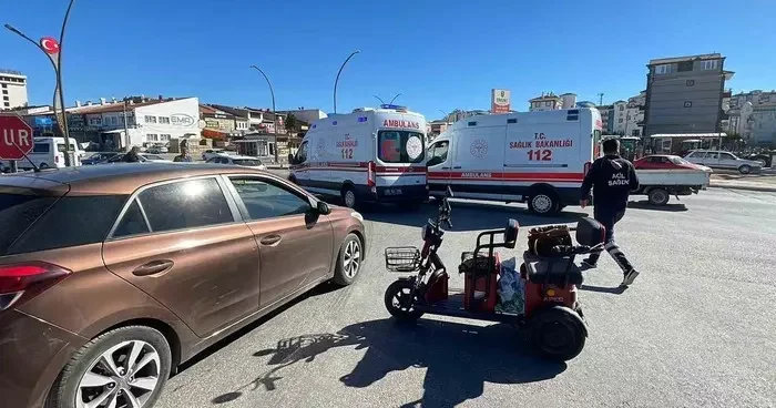 Otomobille üç tekerlekli elektrikli bisiklet çarpıştı