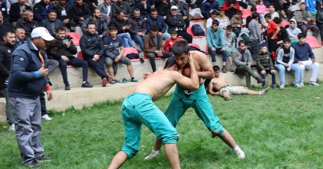 Cumhuriyet ile yaşıt Karakucak Güreşleri nde 403 pehlivan meydana çıktı Erzurum Haberleri