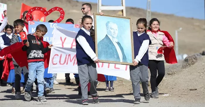 Cumhuriyet’in 102. yılı: Memleketin dört bir yanında Cumhuriyet Bayramı coşkusu yaşandı! Yüz binler Anıtkabir’e koştu…