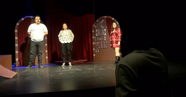 Patisever tiyatrocular, sokak hayvanlarının tedavisi için sahnede Bursa Haberleri