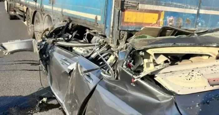 Otoyolda korkunç kaza: TIR a ok gibi saplandı