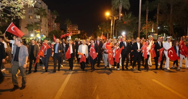 Mersin de 102 metre uzunluğunda Türk bayrağıyla yürüyüş yapıldı Mersin Haberleri