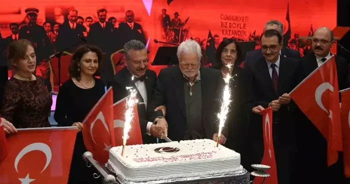 Cumhuriyet ile yaşıt 102 yaşındaki Ali amca bayramını protokolde kutladı