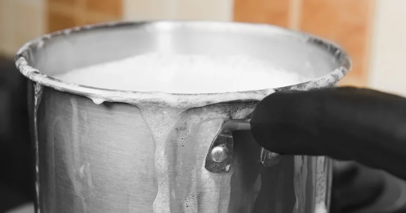 Ne ocak mahvoluyor ne tek damlası dökülüyor! Sütün taşmasını önlemek için sadece birkaç damlası yetiyor