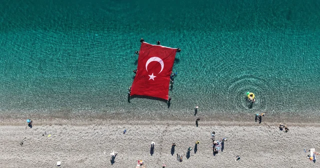 Bayramı su altında bayrak açarak kutladılar Antalya Haberleri