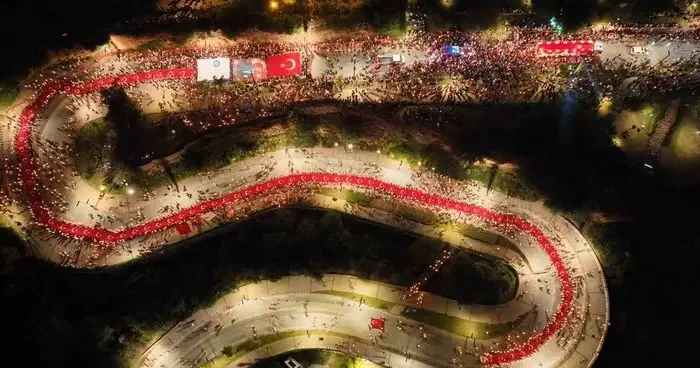 Antalya’da 400 metrelik dev bayrakla Cumhuriyet coşkusu