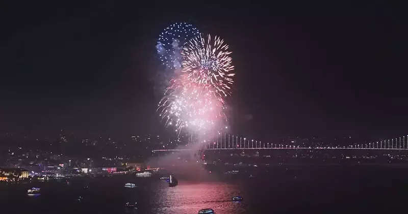 İstanbul Boğazı nda Cumhuriyet Bayramı havai fişek gösterileri eşliğinde coşkuyla kutlandı