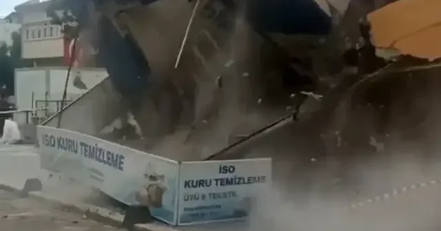 Sındırgı da binalar kendiliğinden böyle yıkıldı VİDEO İZLE