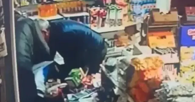 Babanın nefes borusuna sakız kaçan oğlunu kurtarma anları kamerada VİDEO İZLE