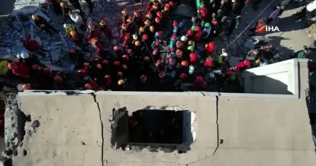 18 yaşındaki Dilara enkazdan böyle çıkartıldı