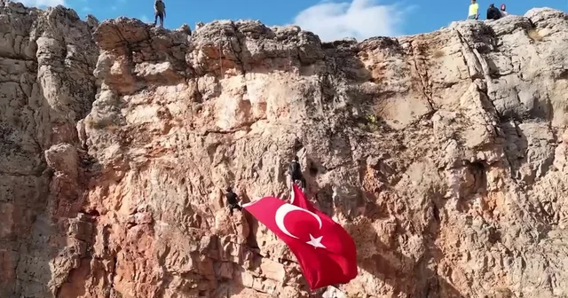Elazığ da dağcılar dev Türk bayrağıyla kaya tırmanışı gerçekleştirdi Elazığ Haberleri
